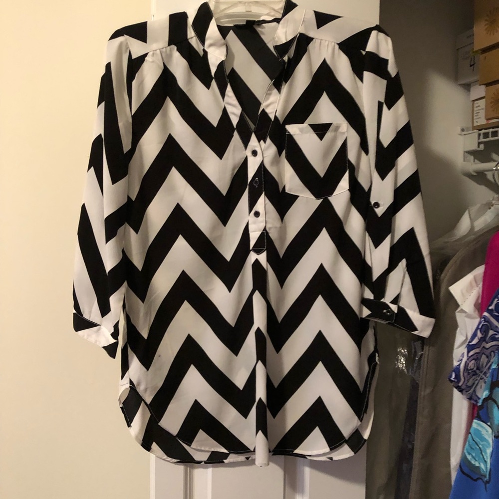Small black and white chevron top